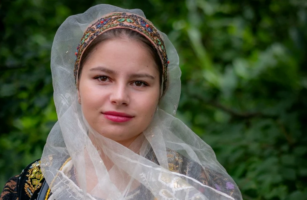 Tânără din Argeș purtând marama de Muscel FOTO Adina Oprescu