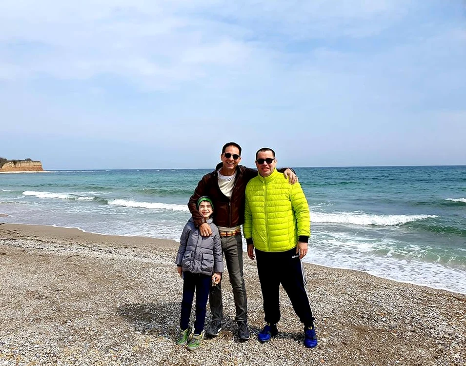 
    Răzvan Popescu, alături de Dan Negru și fiul acestuia, pe plajă  