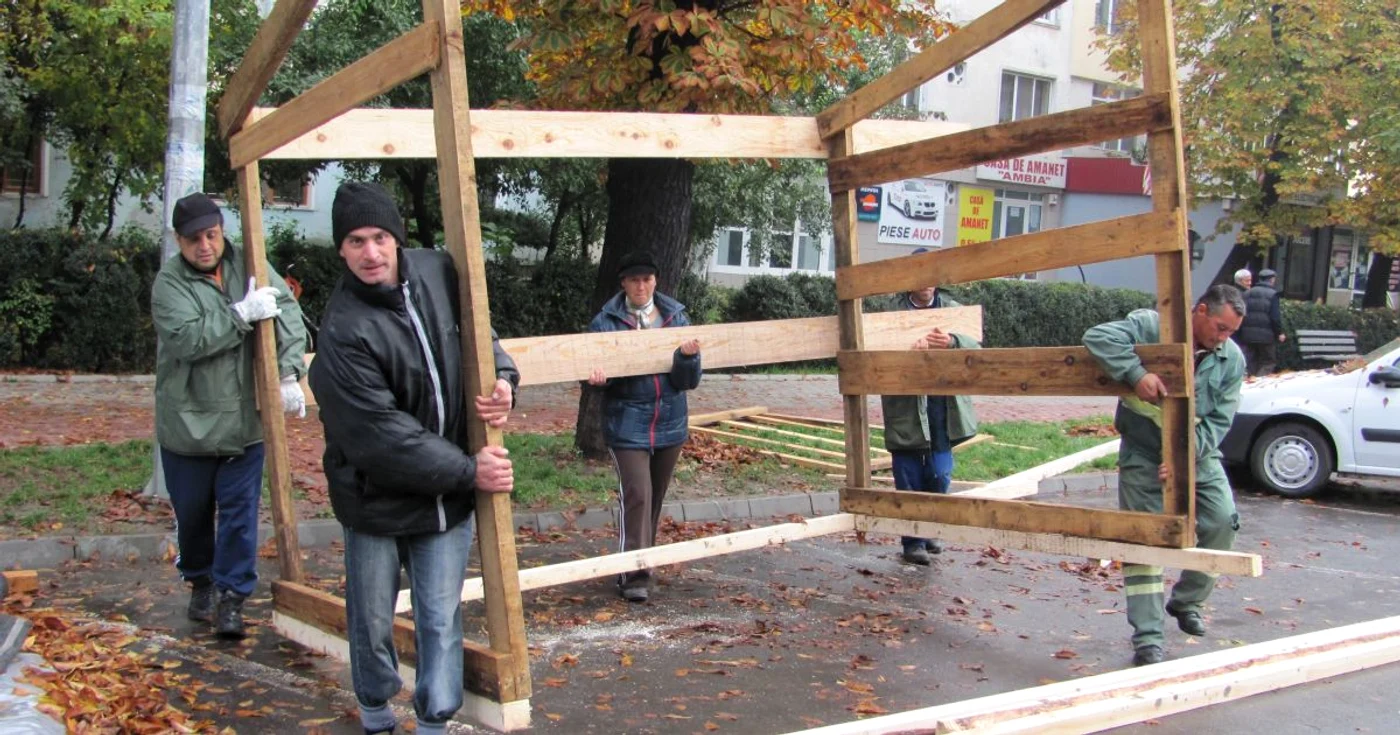 Muncitorii trag din greu să termine amenajarea standurilor