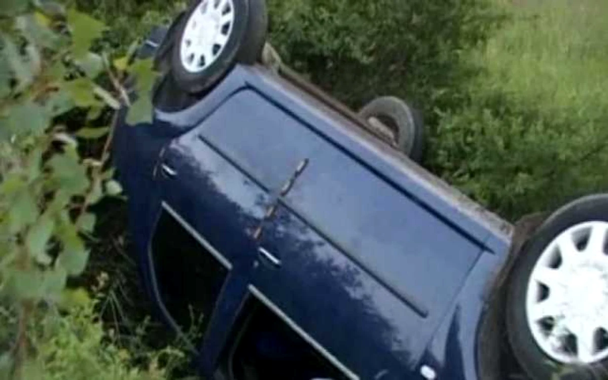 Din cauza vitezei, şoferul a pierdut controlul direcţiei şi s-a răsturnat cu maşina în şanţ