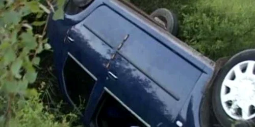 Din cauza vitezei, şoferul a pierdut controlul direcţiei şi s-a răsturnat cu maşina în şanţ