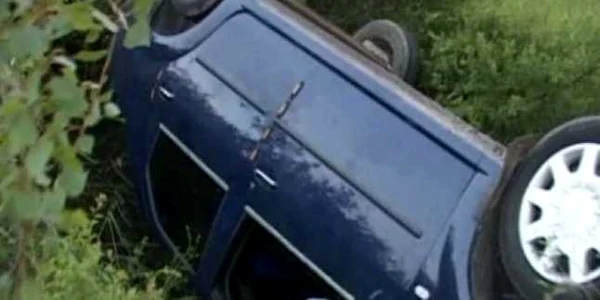 Din cauza vitezei, şoferul a pierdut controlul direcţiei şi s-a răsturnat cu maşina în şanţ