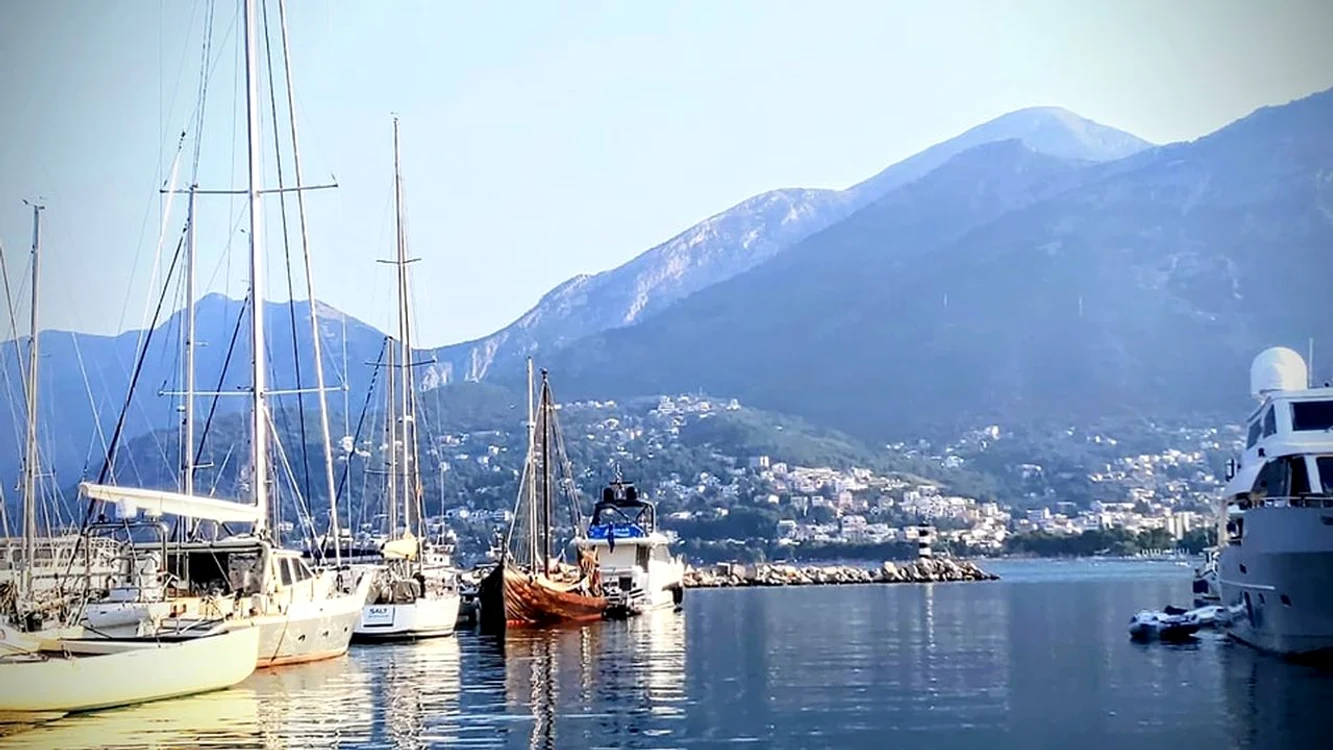 Vasul „Saga Farmann”, în portul Bar (© Facebook / Vikingskipet Saga Farmann)