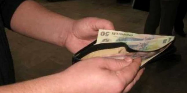 Portmoneul conţinea aproximativ 400 de lei şi mai multe carduri bancare
