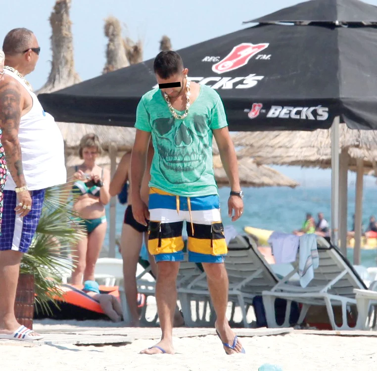
    Tinerele au făcut plajă în toate poziţiile  