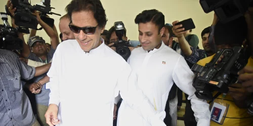 Imran Khan votand la Islamabad FOTO EPA-EFE