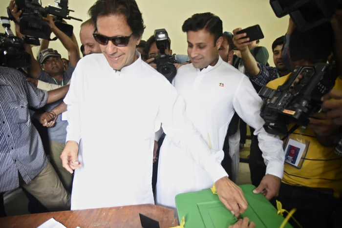 Imran Kahn (stânga) votând la Islamabad Foto: EPA/EFE