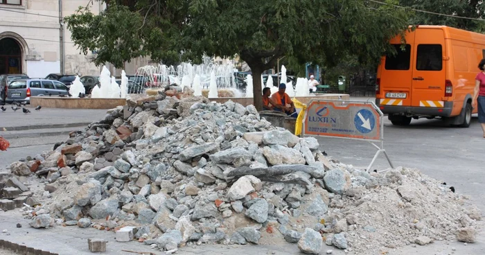 Muncitorii au scos o parte din pavajul de la fântână FOTO Mihaela Cojocariu