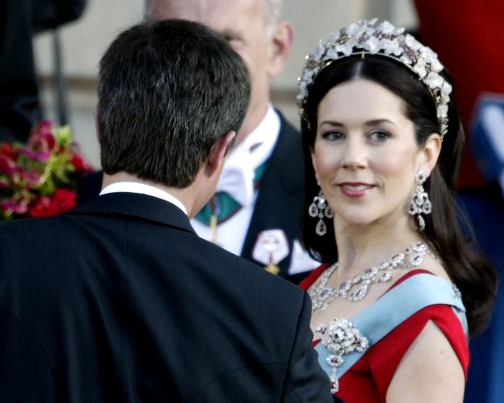Frederik și Mary Donaldson, azi Regina Mary, cu coroana plătită de Napoleon în 2004. FOTO: Getty Images