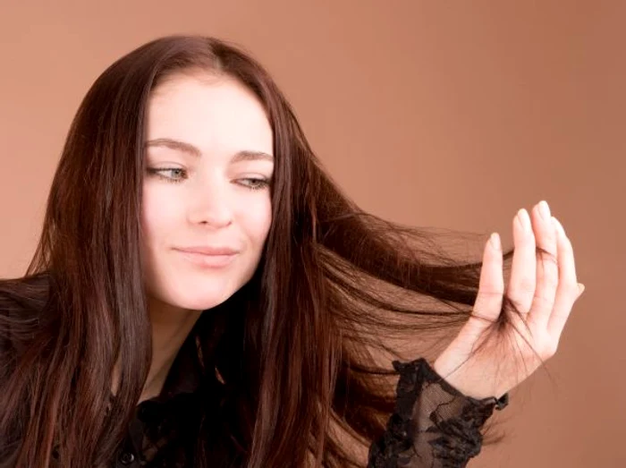 Firele de păr devin aspre şi despicate din cauza deshidratării