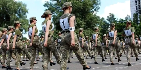 Ministerul Apărării din Ucraina a publicat imagini cu soldaţi femei exersând pentru parada militară pe tocuri FOTO captură Ministerul Apărării