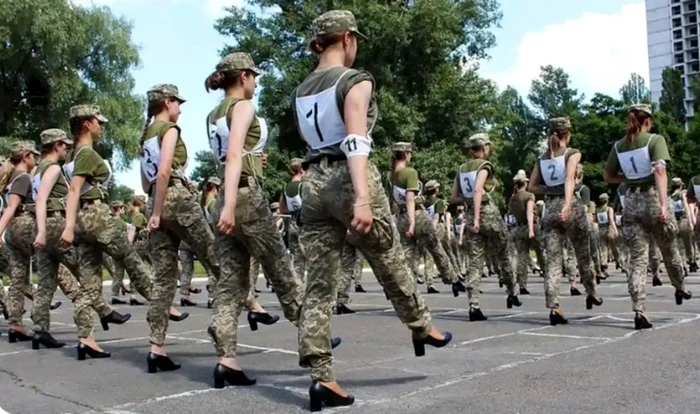 Ministerul Apărării din Ucraina a publicat imagini cu soldaţi femei exersând pe tocuri pentru parada militară  FOTO captură Ministerul Apărării