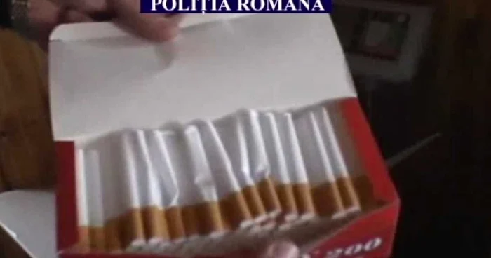 La locuința săteanului din Agapia au fost găsite 280 de țigări deja fabricate; captură foto: Poliția Română