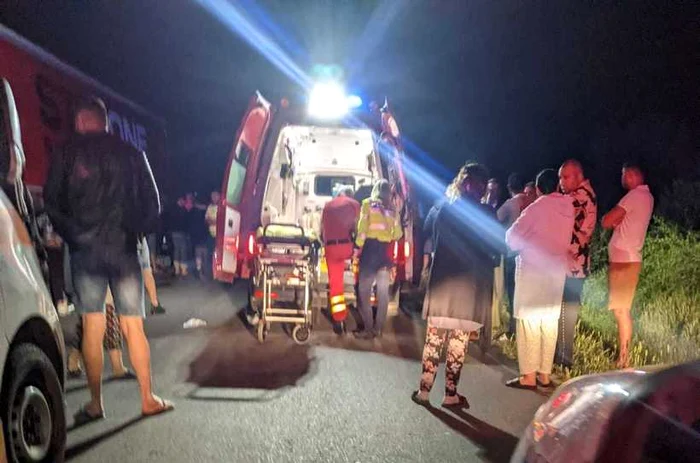 Accident grav în județul Galați. Doi tineri au murit după ce mașina lor a intrat într-un TIR parcat