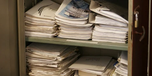 Nu se ştie cum au reuşit falsificatorii să ajungă la dosare