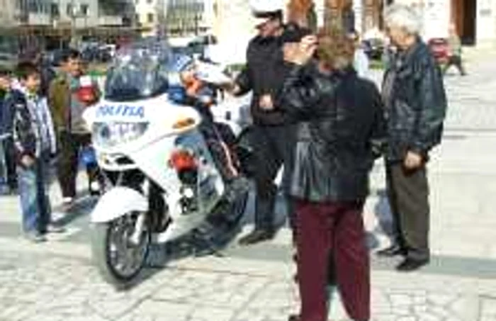 Copiii si bunicii au admirat motocicletele politistilor