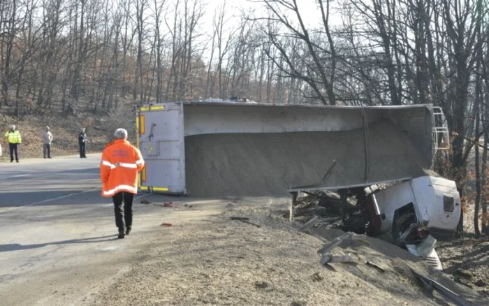 TIR-ul s-a răsturnat pe partea carosabilă. FOTO Adevărul