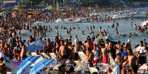 La mare la soare pe plajă pe litoral