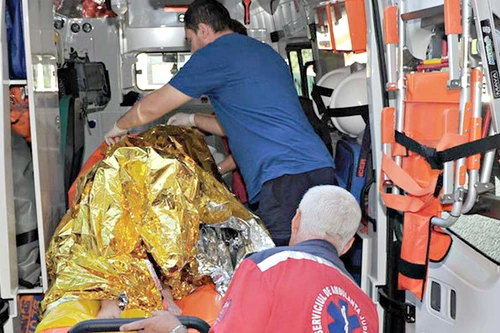 Proprietarul rulotei care a explodat a suferit arsuri pe faţă şi mâini şi a fost transportat la spital (FOTO: Mediafax)