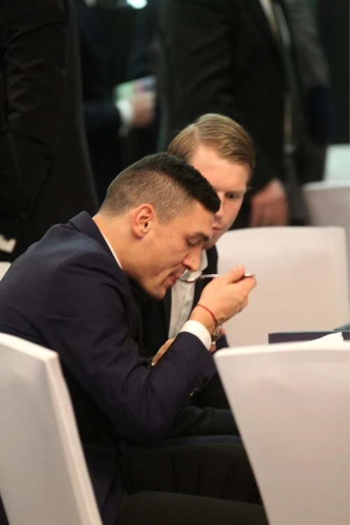Claudiu se uita să nu-i cadă ceva din gură
