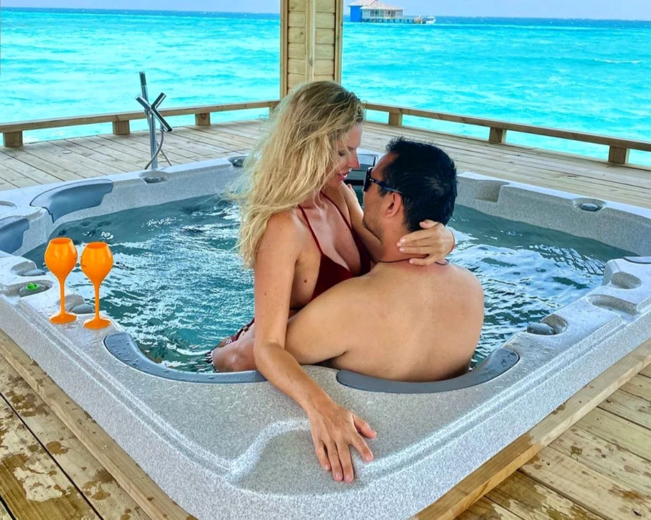 
    Andreea Bănică  şi Lucian Mitrea  se iubesc de  aproape 25 de ani   