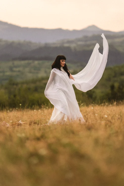 Irina Rimes într-o rochie albă pe un câmp
