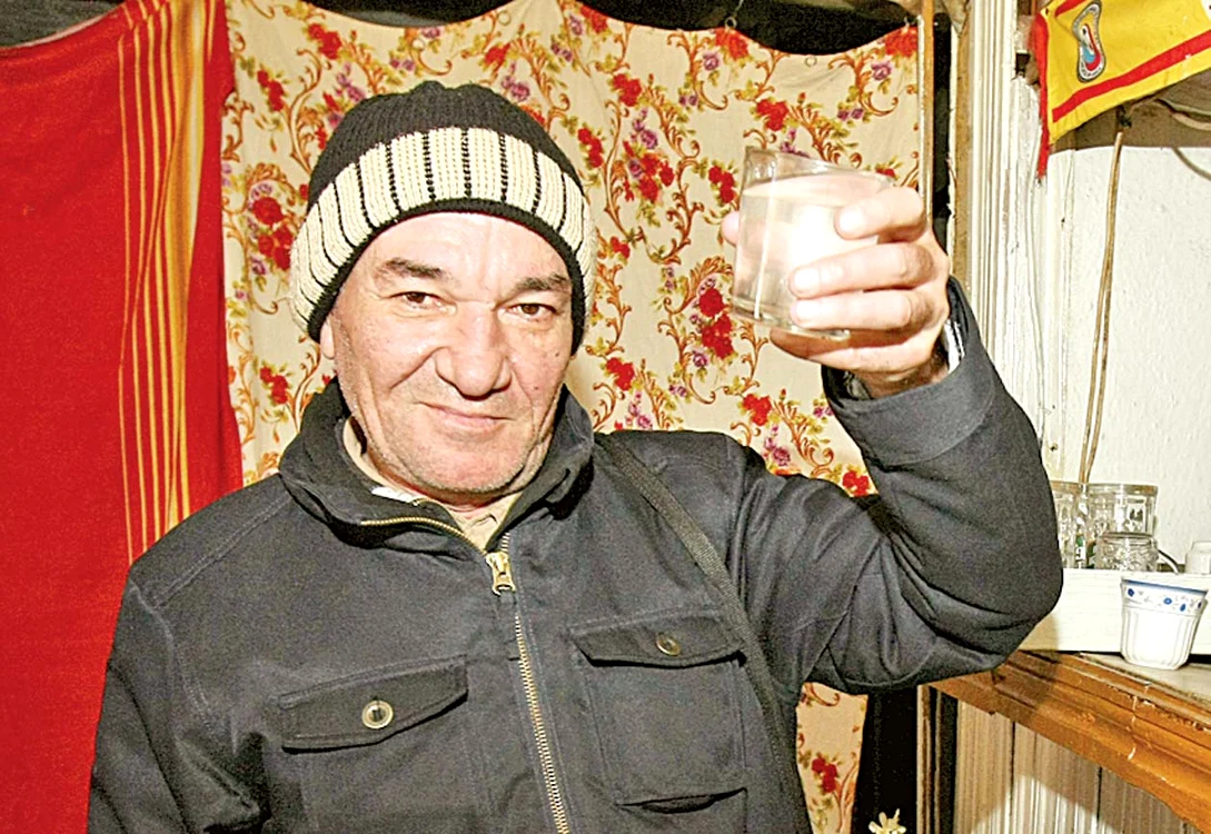 Costel Stan s-a cinstit româneşte şi a preferat un păhărel de ţuică
