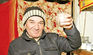 Costel Stan s a cinstit româneşte şi a preferat un păhărel de ţuică jpeg