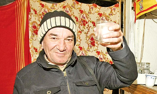 Costel Stan s a cinstit româneşte şi a preferat un păhărel de ţuică jpeg