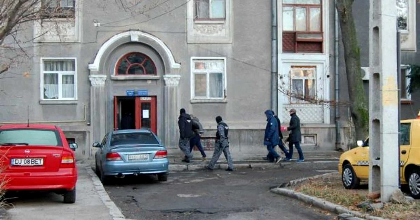 În acest moment încă se mai fac percheziţii la locuineţele locotenentului lui Gigioc