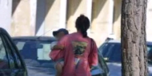 adolescenta cersind cu copil in brate in italia foto La Gazzetta del Mezzogiorno jpg