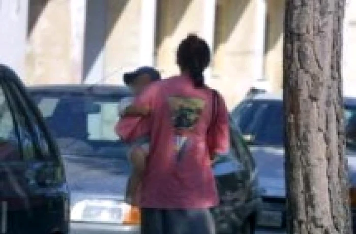 Adolescentă româncă, forțată să cerșească în Italia cu bebelușul în brațe. Concubinul, care o exploata, a fost reținut