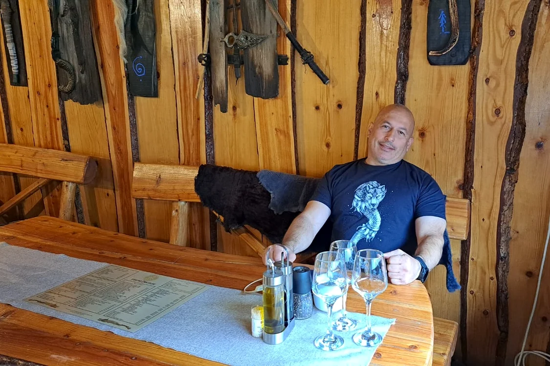 Cornel Dinicu, patronul pensiunii Ferma Dacilor. Foto: Observator Prahovean