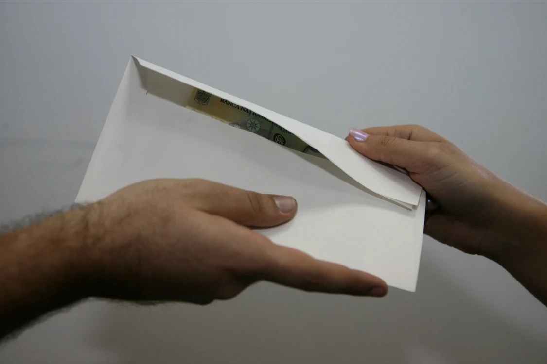 Bărbatul a încercat să dea mită 3.000 de lei