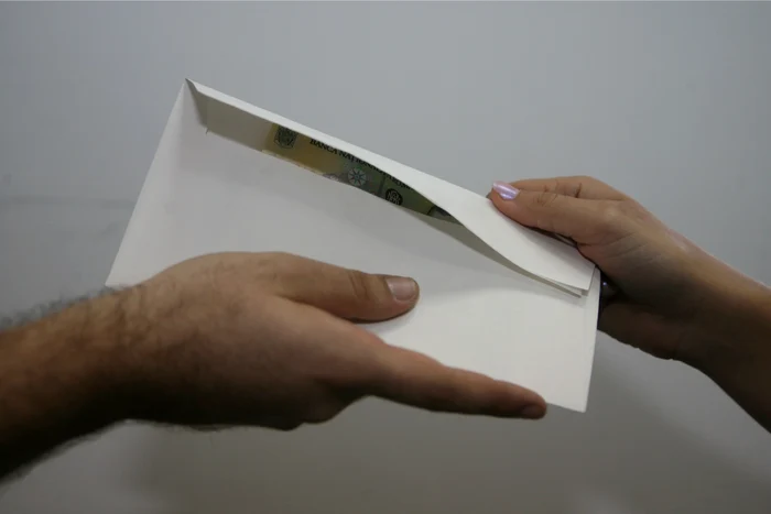Bărbatul a încercat să dea mită 3.000 de lei