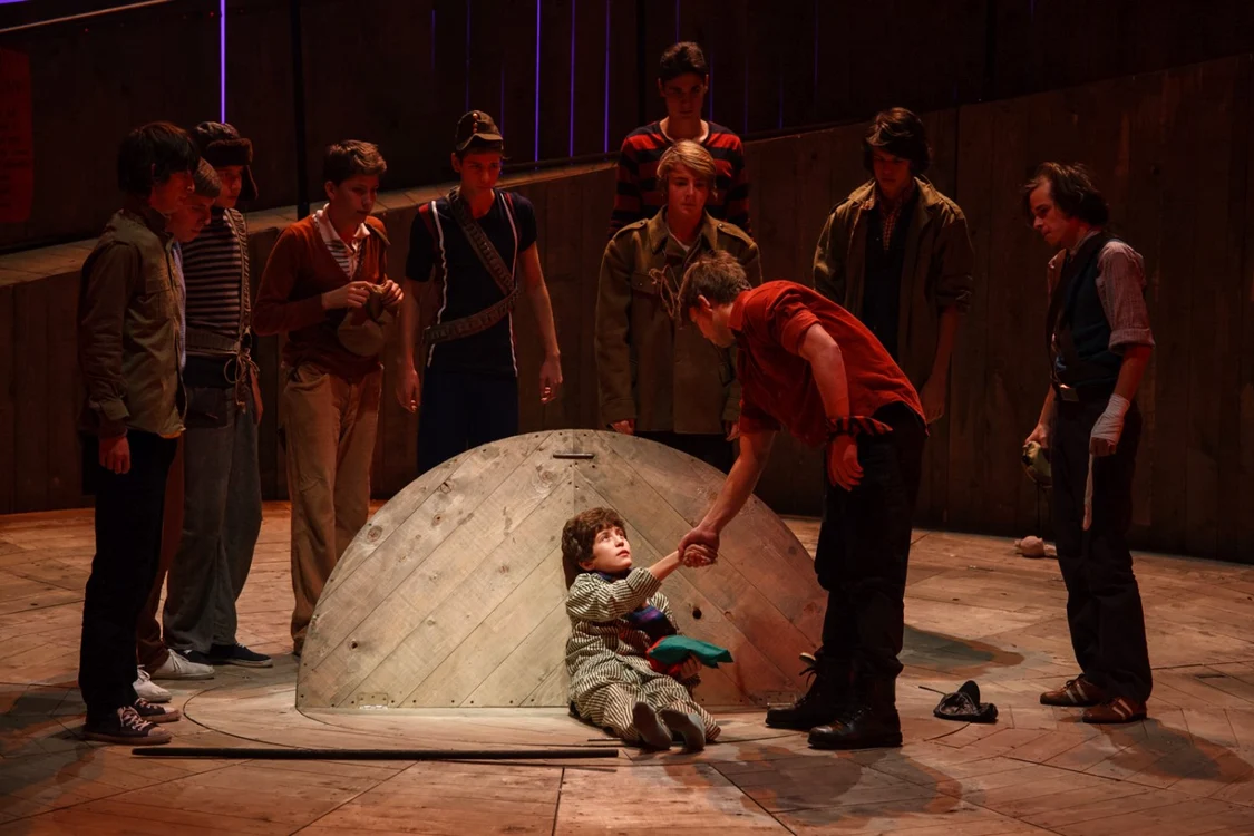 Scenă din „Băieţii din strada Pál”, la Teatrul Naţional din Târgu Mureş  FOTOGRAFII de Rab Zoltan