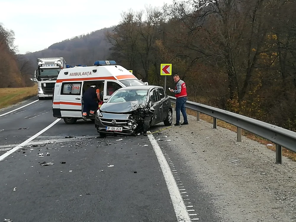 Şoferul autoturismului este în comuă. Foto: Info Trafic Făgăraş