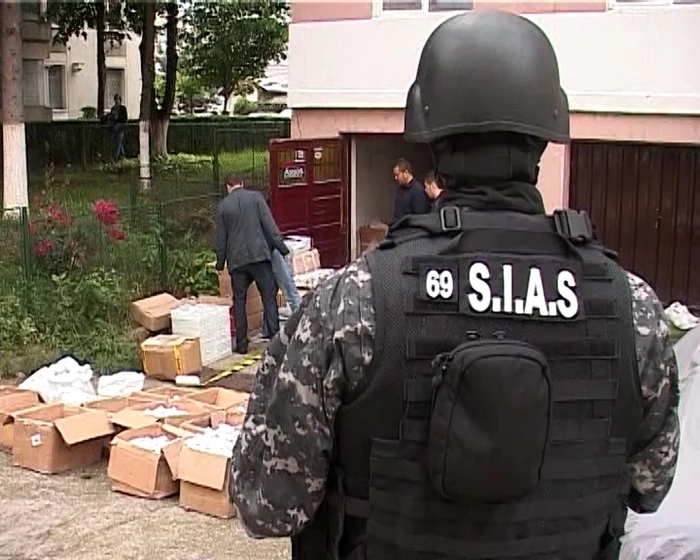 Procurorii şi poliţiştii au descins în casele hoţilor de combustibil FOTO: adevarul.ro