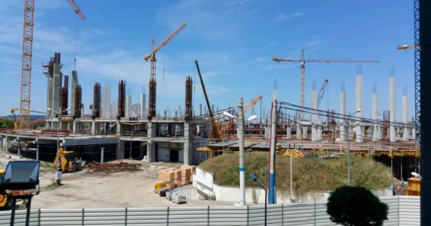 Firma care execută lucrările la stadion nu găseşte să angajeze personal 