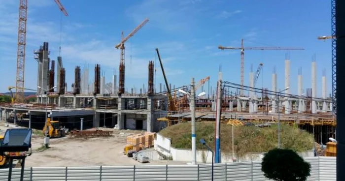 Firma care execută lucrările la stadion nu găseşte să angajeze personal