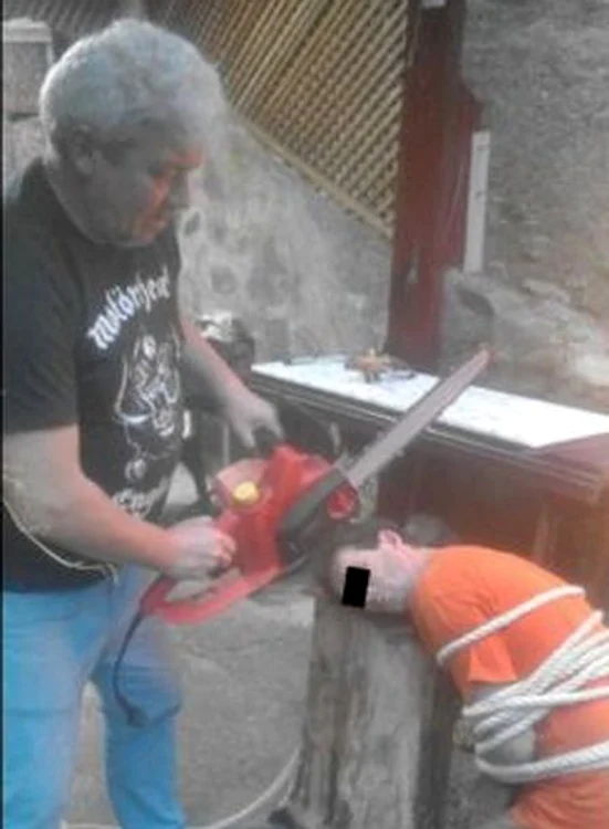 Simularea unei decapitări în stil ISIS