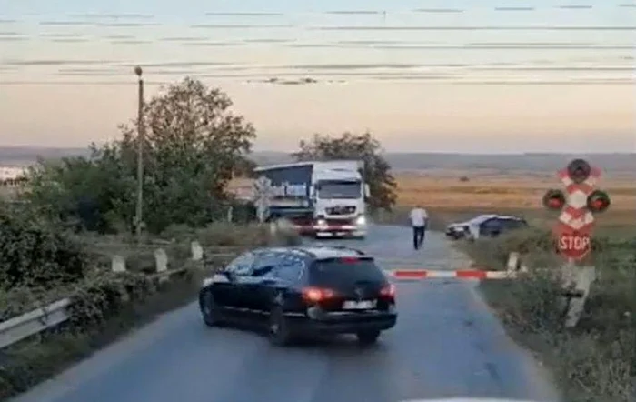 Maşini filmate în timp ce trec peste calea ferată FOTO: Captura video