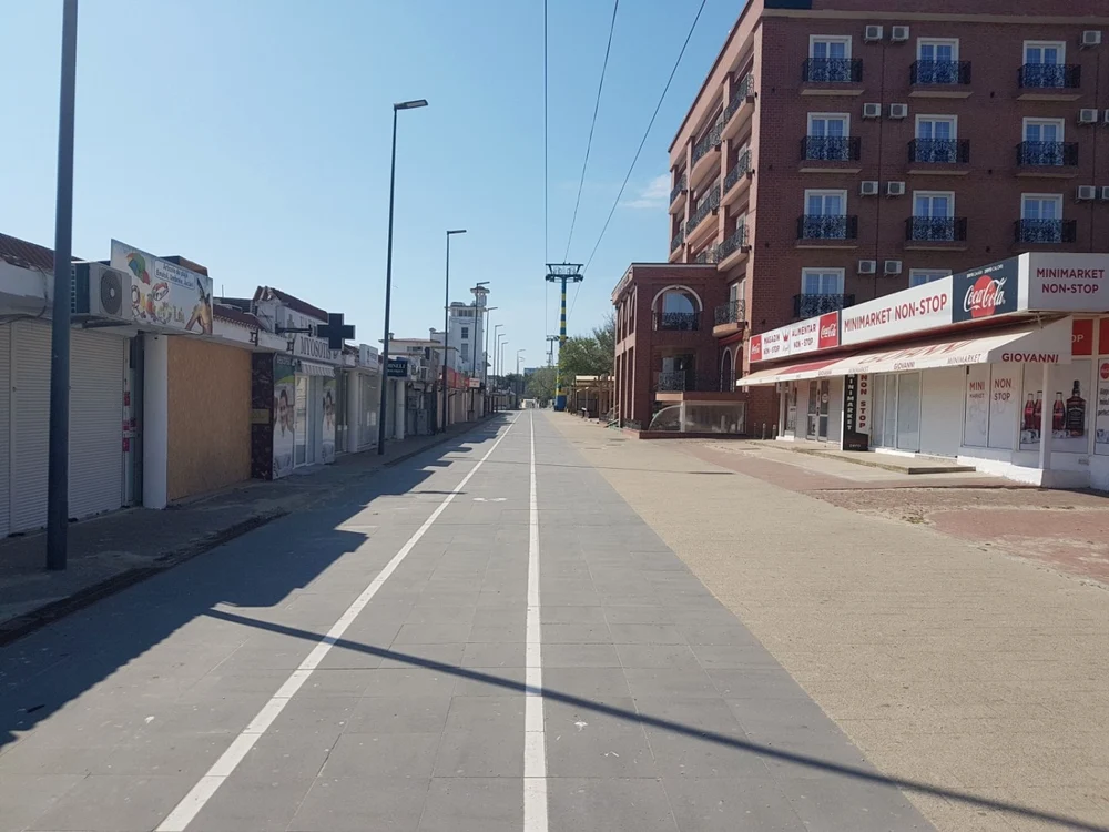 Staţiunea Mamaia cu obloanele trase foto: Călin Gavrilaş