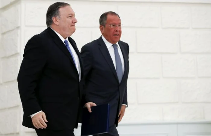 Mike Pompeo si Serghei Lavrov plecand de la conferinta de presa comuna dupa intalnirea de la Soci din mai 2019 FOTO EPA-EFE