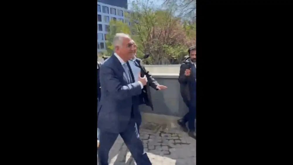 Prințul moștenitor al Iranului, Reza Pahlavi, atacat la Berlin. „Va face ceva lumea liberă sau va asista la masacru în tăcere?”