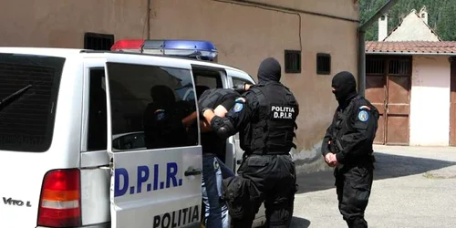 Cei doi au fost săltaţi de forţele de ordine 