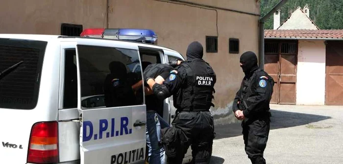 Cei doi au fost săltaţi de forţele de ordine