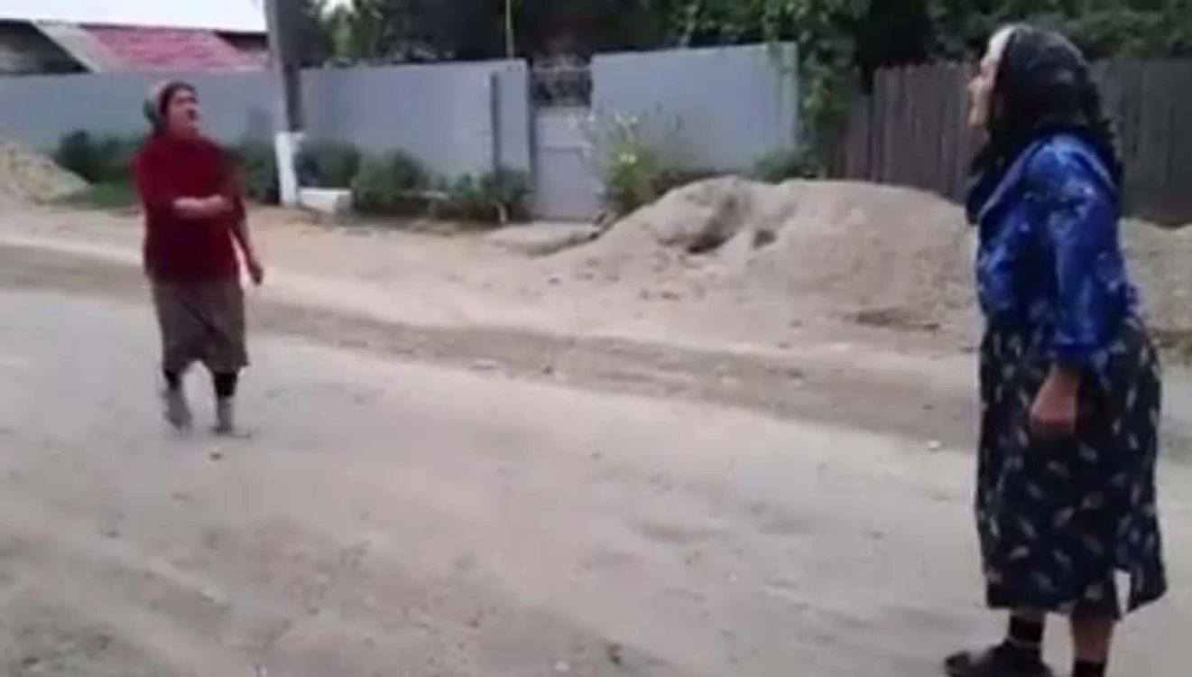 
    Femeia acuzată de infidelitate este lovită cu un ciomag de baba geloasă   