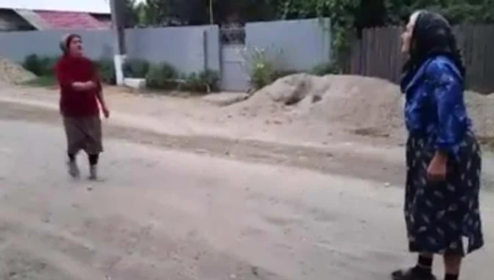 
    Femeia acuzată de infidelitate este lovită cu un ciomag de baba geloasă   