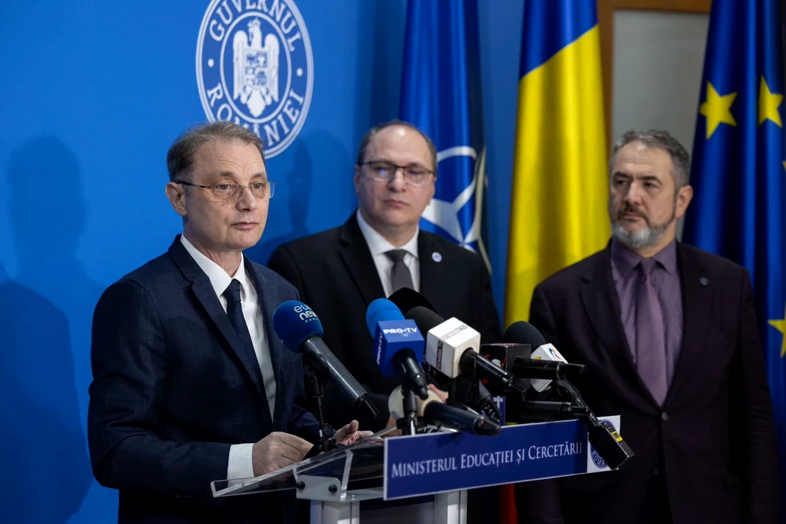 Luca Niculescu , la "predarea de ştafetă" la Ministerul Educaţiei.